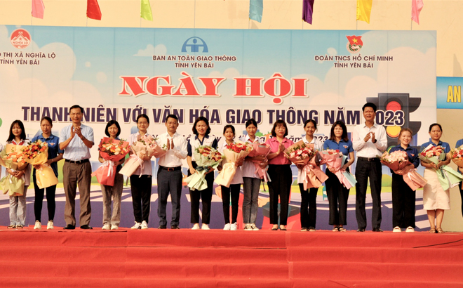 Lãnh đạo Ủy ban ATGT quốc gia, lãnh đạo tỉnh Yên Bái tặng hoa chúc mừng các đoàn tham gia “Ngày hội thanh niên với văn hóa giao thông”.